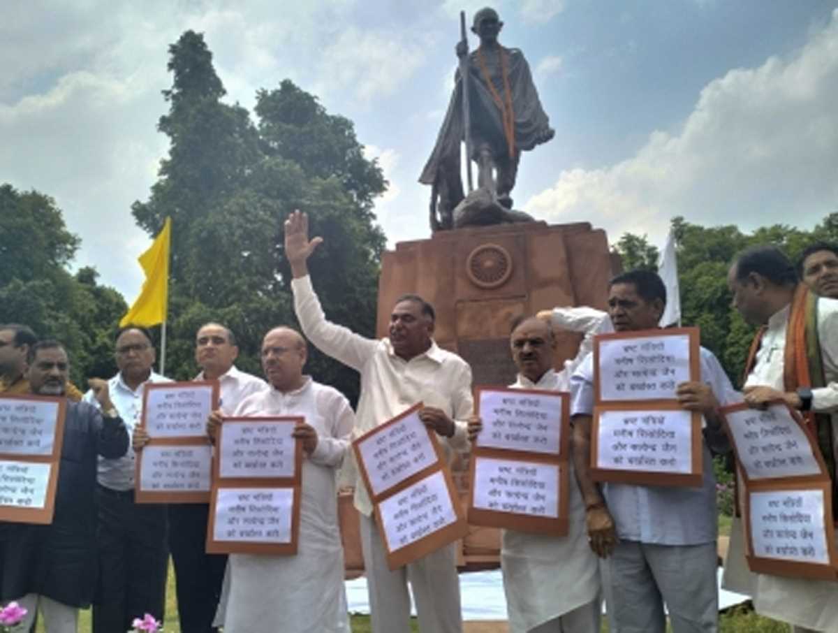 दिल्ली : आप विधायकों ने की एलजी के इस्तीफे मांग, जांच की भी मांग